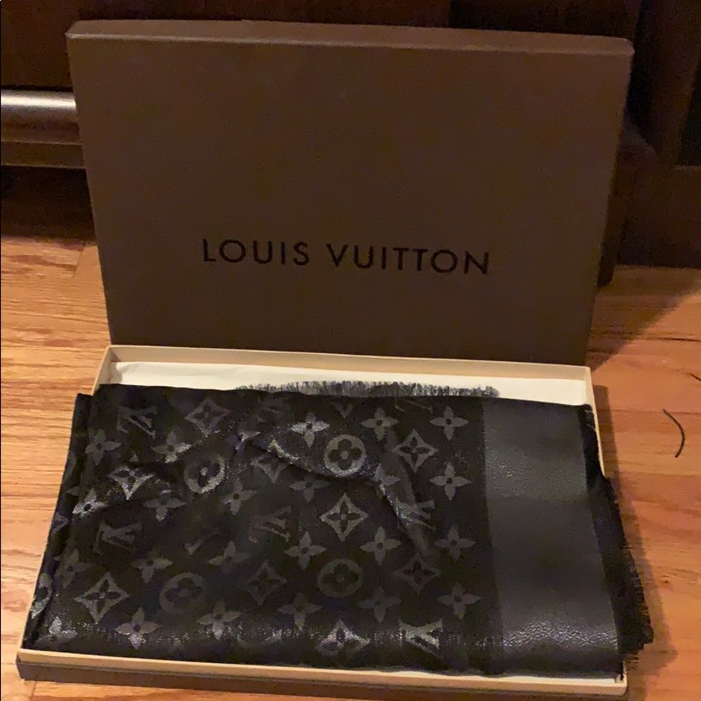 Louis Vuitton monogrammed shawl / scarf
